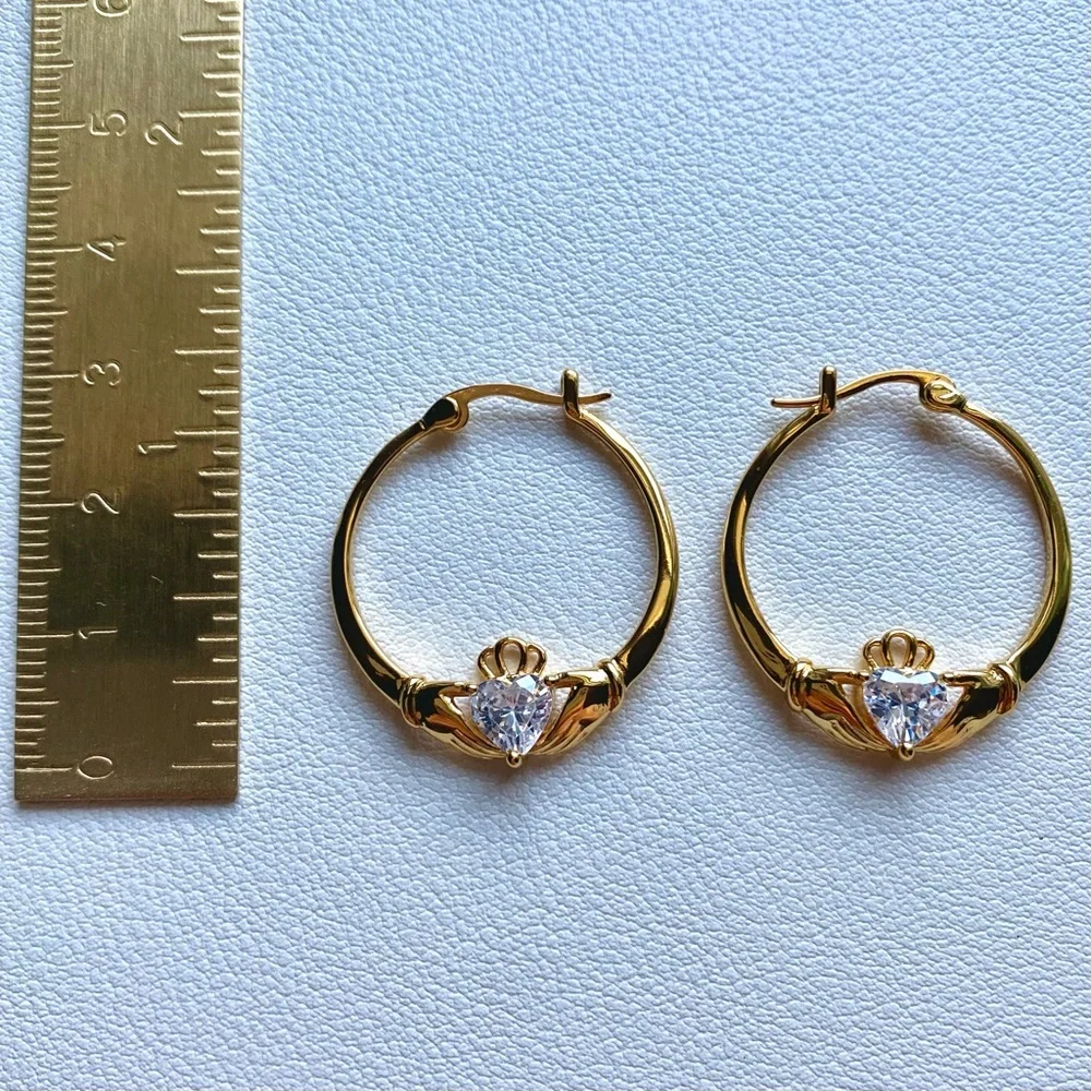 Elegant Gold Hoop Earrings with Heart Detail E002